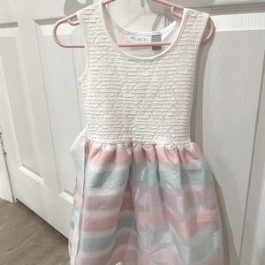 Size 4 pretty dress for little girls.